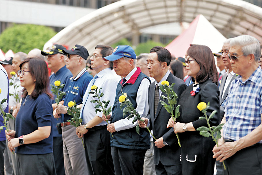 ●9月3日是抗戰勝利紀念日，台灣民間團體當天在台北市中山堂廣場舉行抗戰勝利80周年紀念活動，緬懷先賢的犧牲奉獻，呼籲正視歷史、珍愛和平。圖為與會者向抗戰中犧牲的軍民同胞敬獻鮮花。 中新社