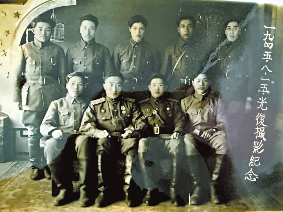 ●1945年日本投降後,范德林(前排左二)與老戰友在吉林省合影的相片。