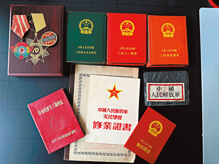 ●范德林獲得的勳章、證書等。
