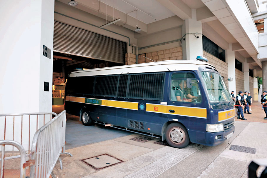 ●囚車押走3名罪成被告。香港文匯報記者鄺福強 攝