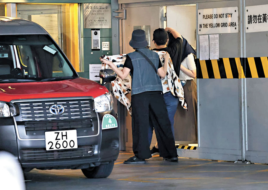 ●獲判罪脫被告逐一離開高等法院時刻意避開傳媒。香港文匯報記者劉友光 攝