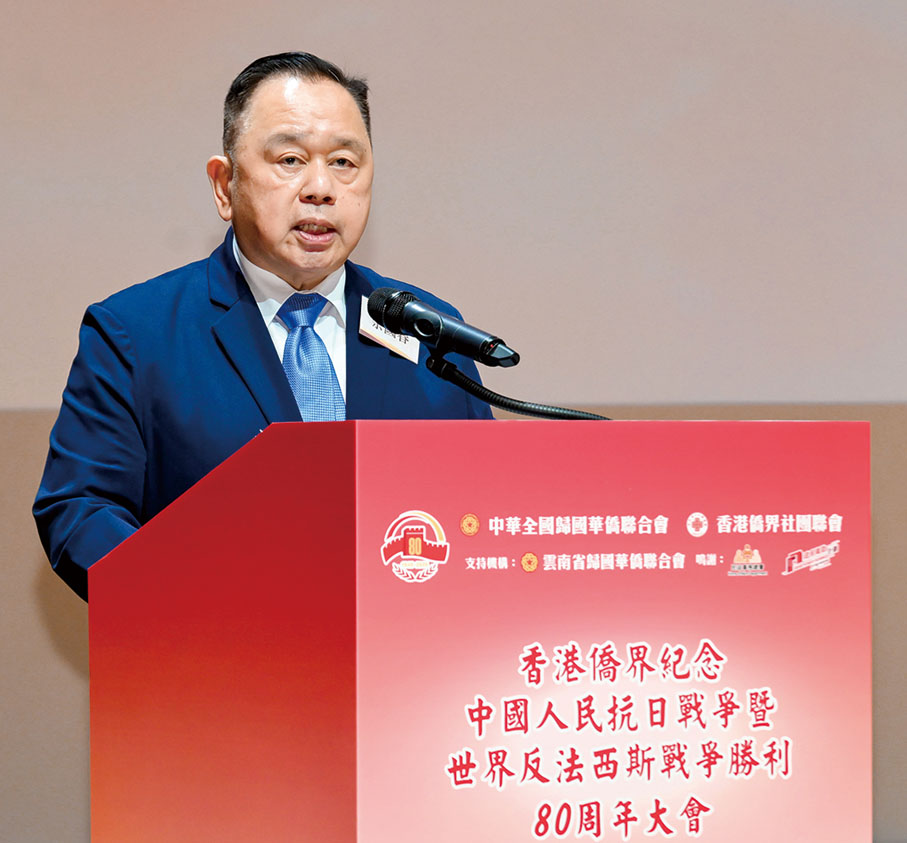 ●余國春宣讀中國僑聯賀辭。