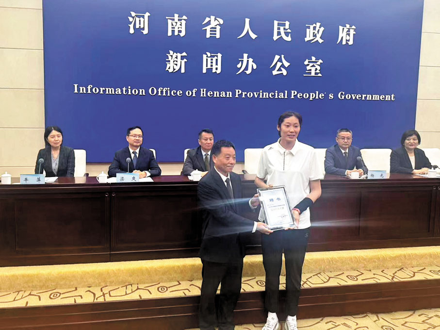 ●奧運金牌主攻朱婷（白衫）為「2025河南省女子排球城市聯賽」造勢，並獲委任為「公益形象大使」。 香港文匯報記者劉蕊  攝