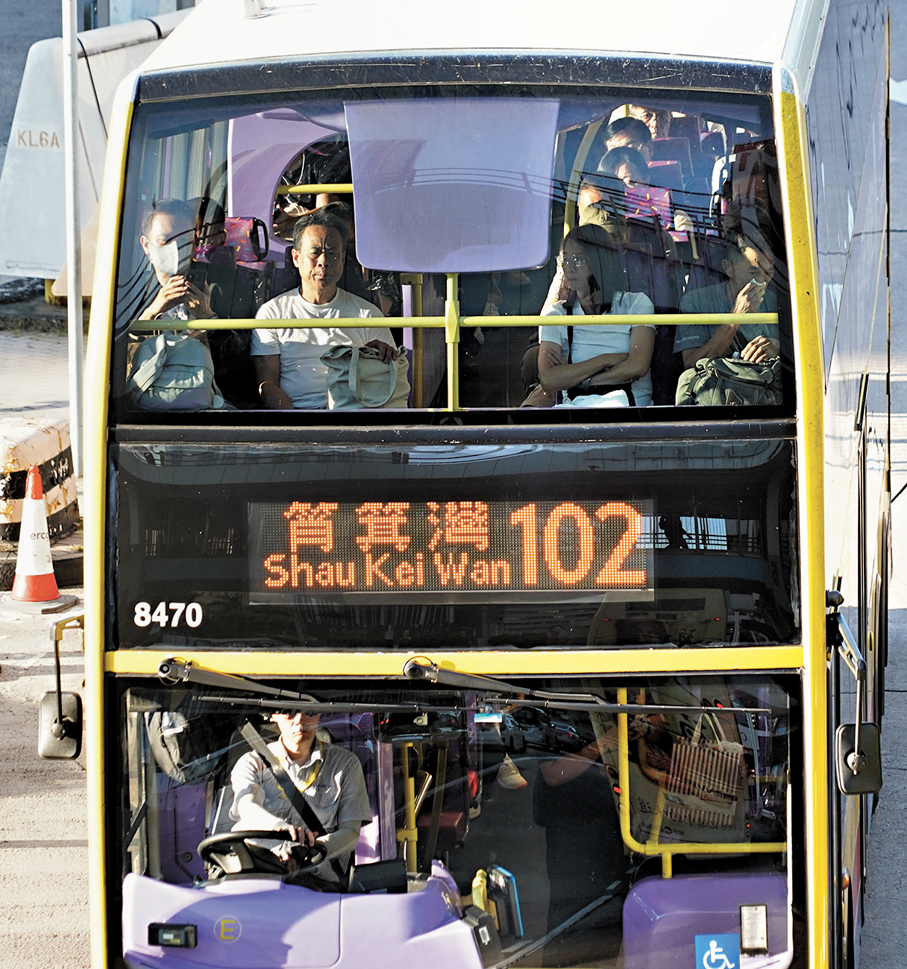 ●乘客現乘坐短程巴士，普遍未扣安全帶。 香港文匯報記者曾興偉  攝