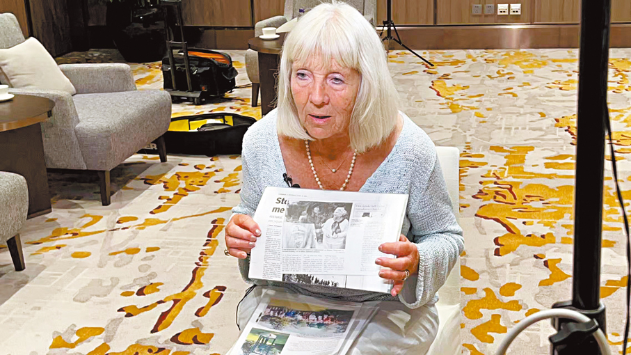 ●貝恩哈爾·辛德貝格的外甥女瑪麗安·安德森向記者展示歷史資料。 香港文匯報記者郭瀚林  攝