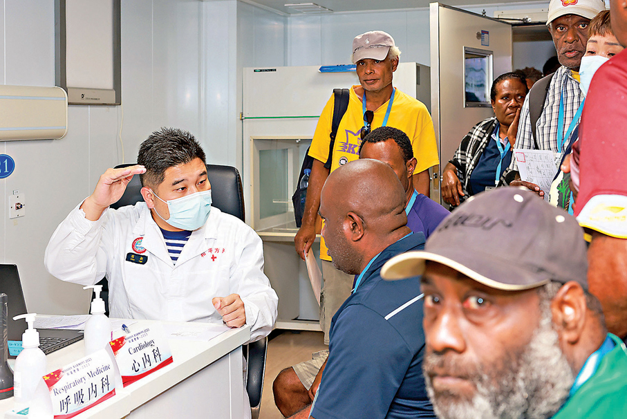 ●「和平方舟」號醫院船前年訪問瓦努阿圖期間，醫院船醫生為當地民眾提供醫療服務。 資料圖片