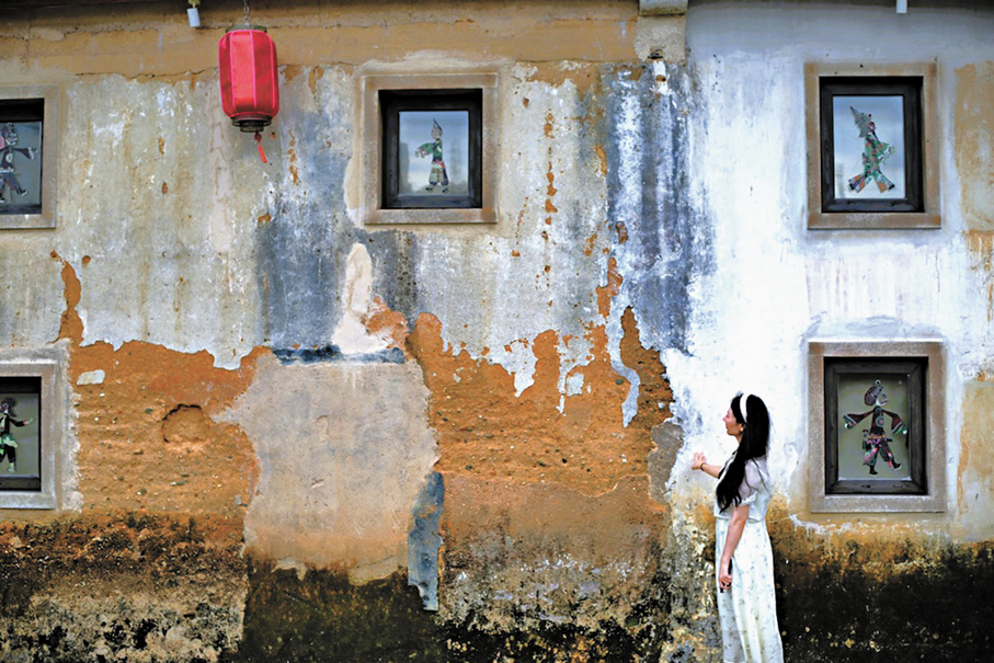 ●張國立收藏的華縣皮影在長守戲劇谷裏隨處可見。圖為遊客打卡皮影。