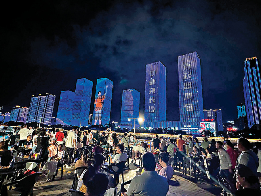 ●長沙江邊摩天大樓用巨幅燈光秀打出一句話:「背起雙肩包,創業來長沙。」