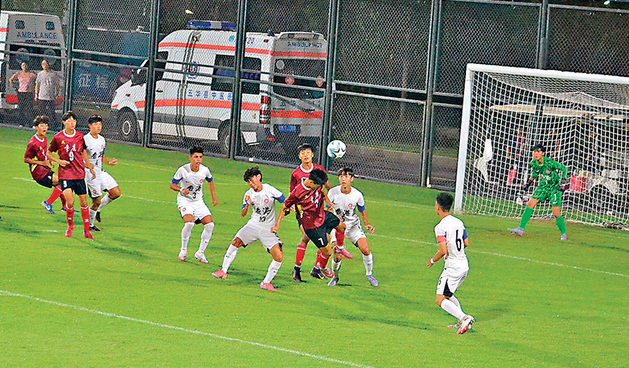 ●重慶隊（紅衫）在比賽中進攻。