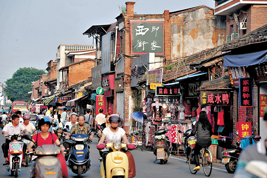 ●在泉州西街漫步，欣賞古樸的建築風貌。 資料圖片