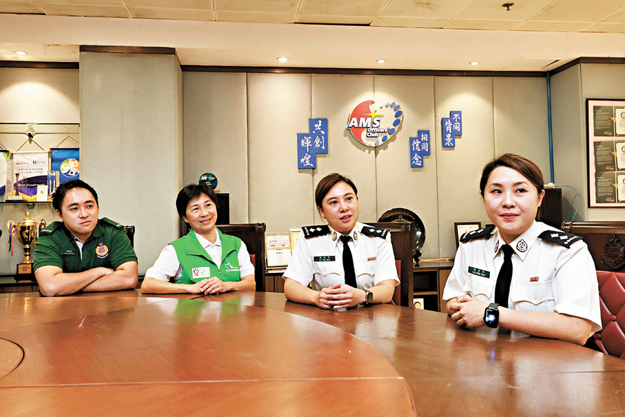●娟姐(左二)與3名子女分享在醫療輔助隊的經歷。 香港文匯報記者北山彥 攝