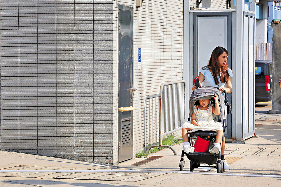 ●一對母女面露「吃不消」表情。香港文匯報記者萬霜靈  攝