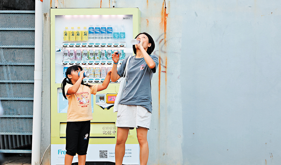 ●市民購冷飲，即買即喝。香港文匯報記者黃艾力  攝
