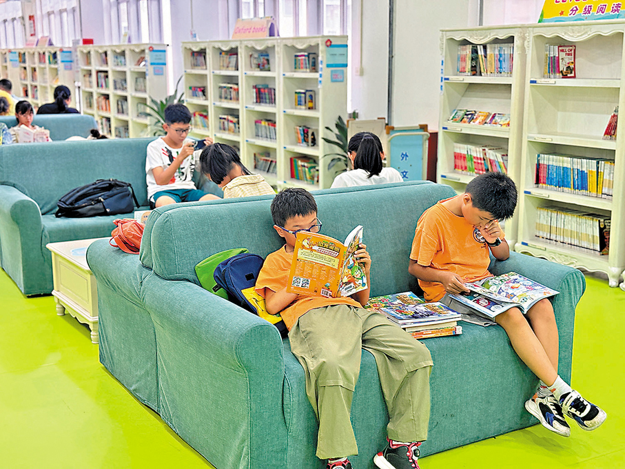 ●暑假期間，許多學生在圖書館內閱讀、休息，有些要等到家長下班後才被接回家。 香港文匯報記者李紫妍  攝