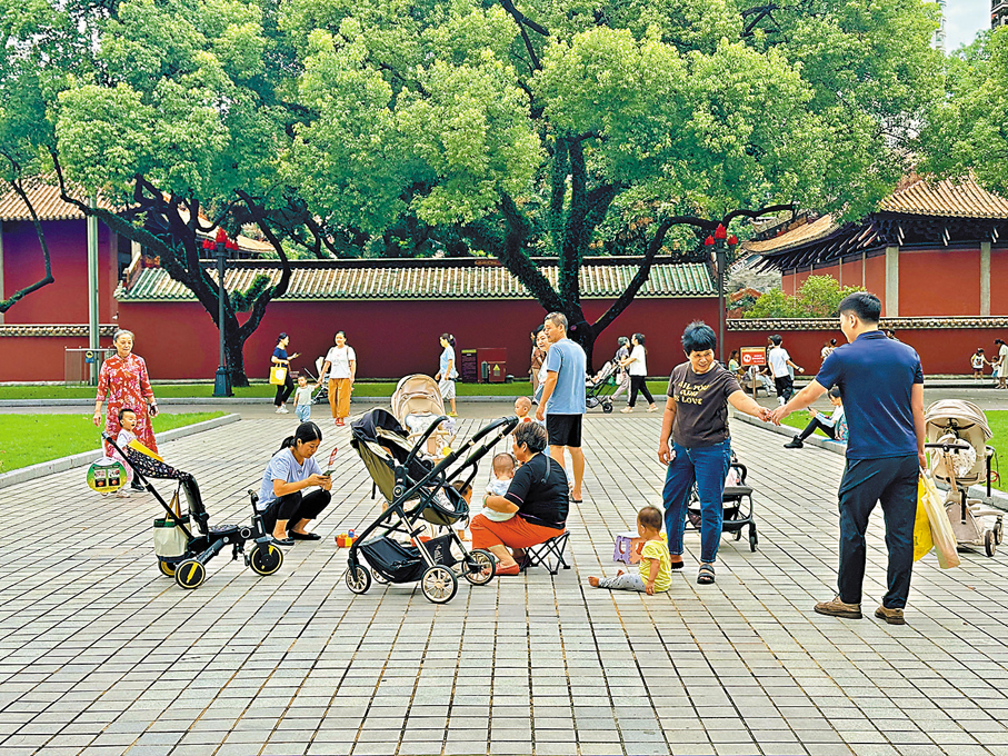 ●部分家庭有爺爺嫲嫲、外公外婆分擔育兒壓力。圖為熱門帶娃去處的廣州少年兒童圖書館。 香港文匯報記者李紫妍 攝