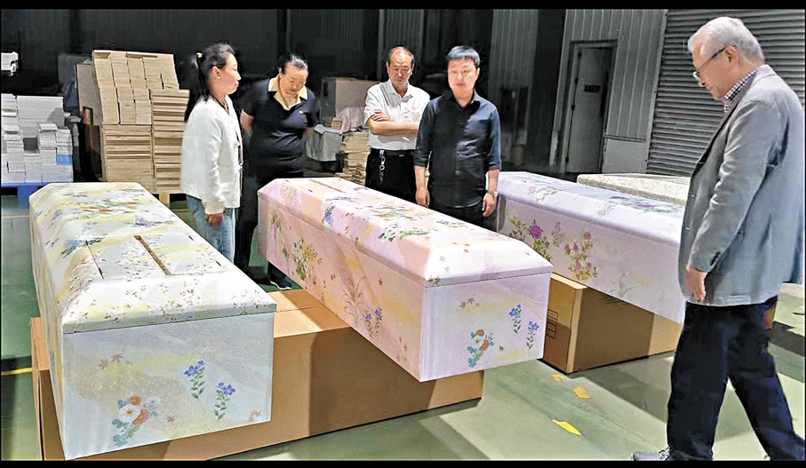 ●日本客商在曹縣雲龍木雕公司查看新產品樣品。 香港文匯報山東傳真
