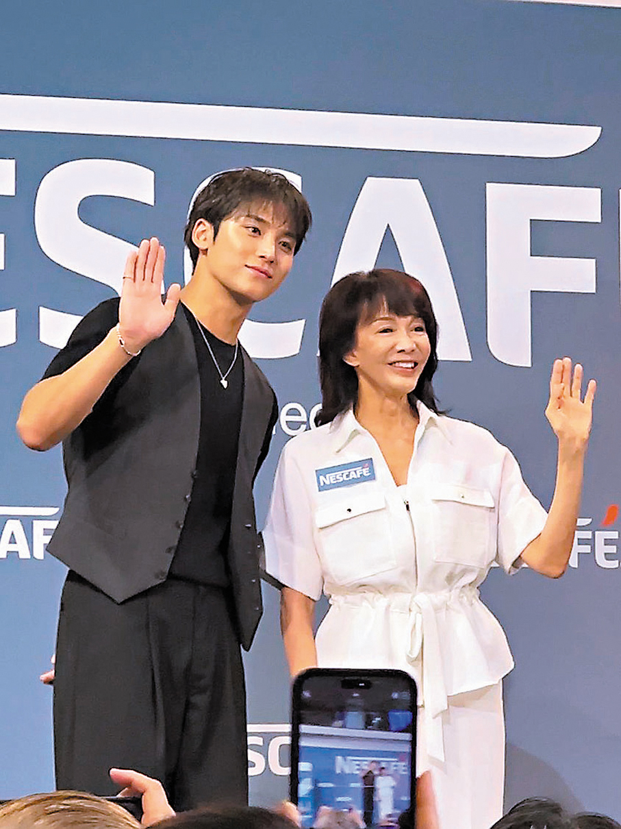 ●金珉奎與鄭裕玲合照。 香港文匯報記者王思佳 攝