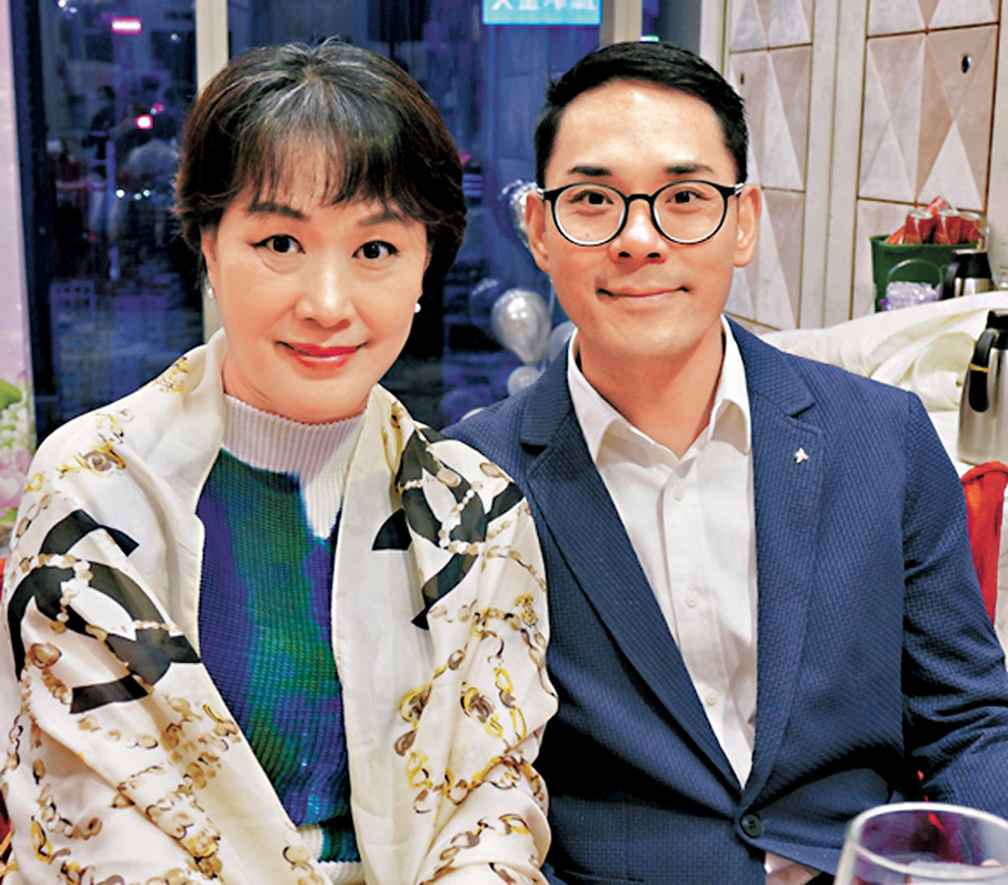 ●在宴會上遇見梁氏伉儷。