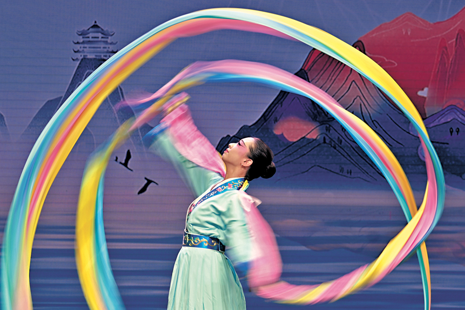 ●戲曲愛好者在舞台上表演京劇選段。