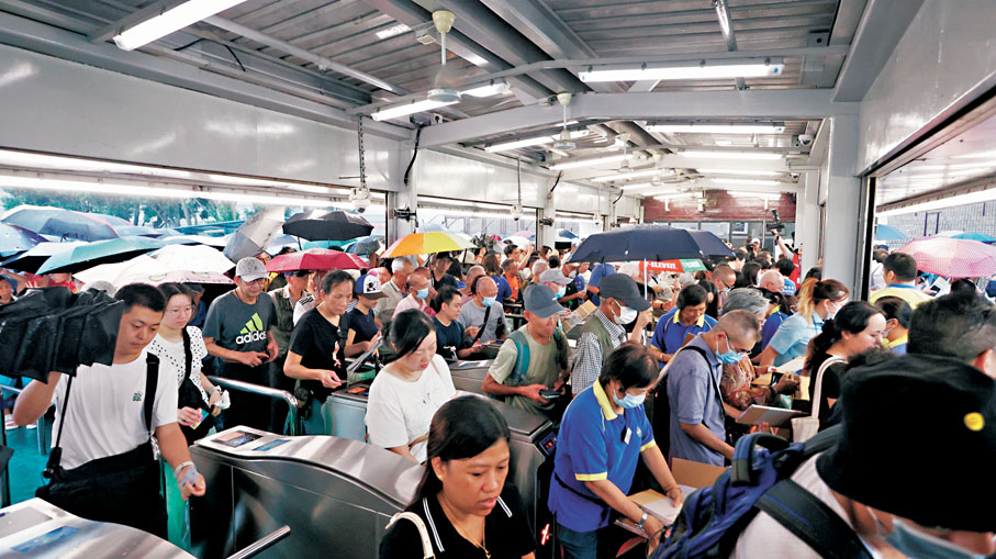 ●昨日天氣不穩，但無阻馬迷入場熱情。香港文匯報記者黃艾力  攝