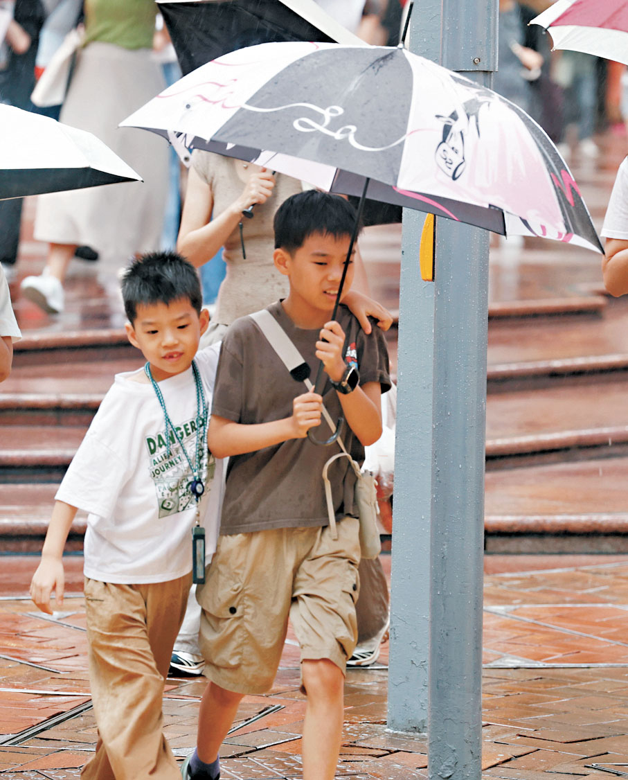 ●有市民昨日在三號風球時冒雨出行。香港文匯報記者萬霜靈 攝