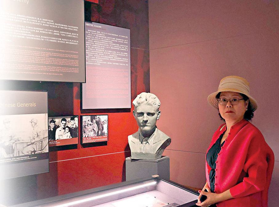 ●方麗娜在上海猶太難民紀念館留影。  受訪者供圖