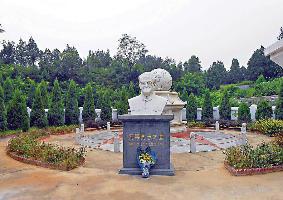 ●晉察冀烈士陵園中的傅萊墓。網上圖片