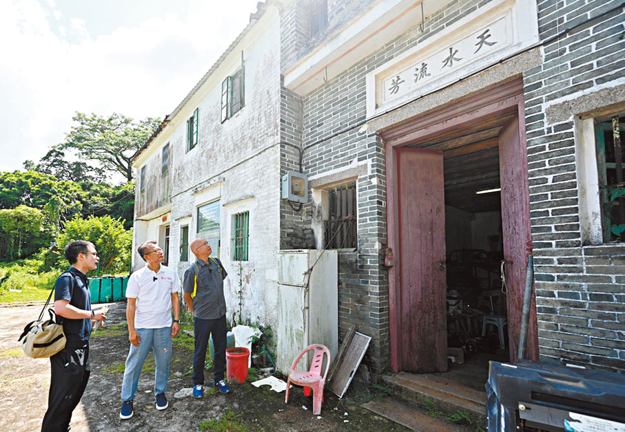 ●陳茂波到訪抗戰遺址西貢「天水流芳」大屋。陳茂波網誌圖片