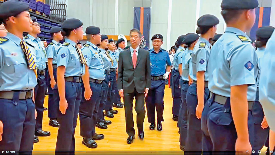 ●梁卓文在活動上檢閱民安隊少年團隊員。民安隊少年團Fb視頻截圖