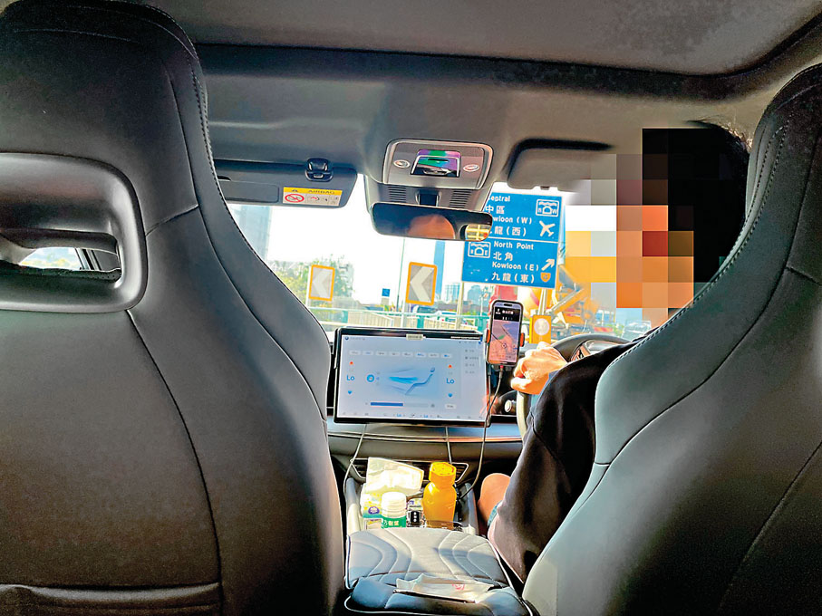 ●政府規管網約車的主體法例條例草案，將於本周三交予立法會首讀。圖為網約車司機。 資料圖片