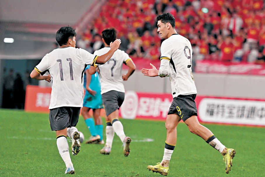 ●拜合拉木·阿卜杜外力（右）在入球後慶祝。 新華社