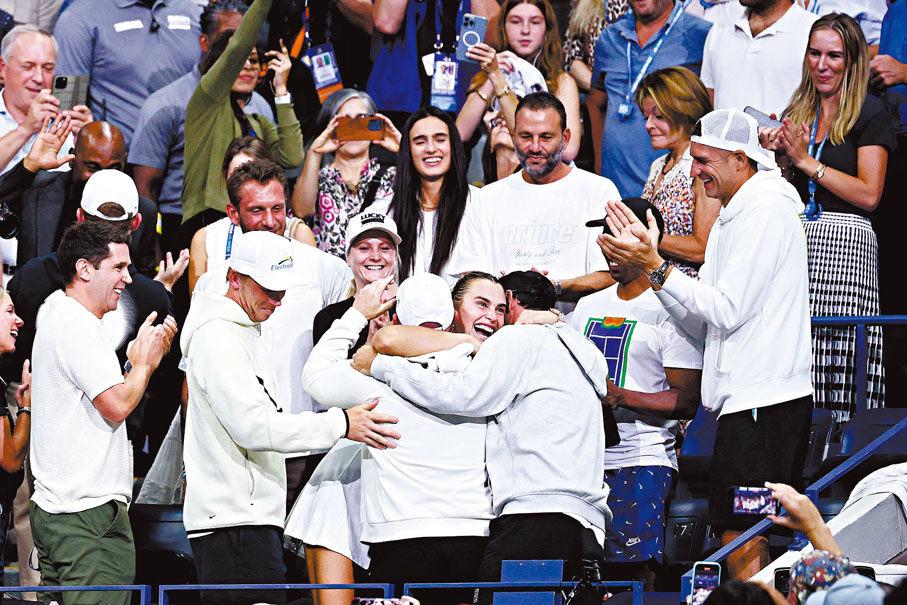 ●薩巴倫卡和教練團隊擁抱慶祝。  法新社