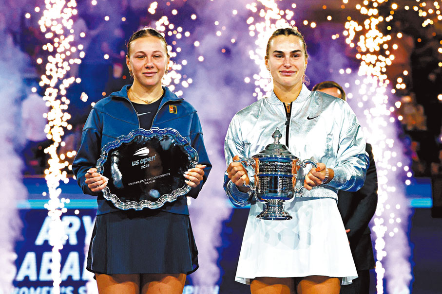 ●薩巴倫卡（右）和阿尼西莫娃在頒獎儀式上。  法新社