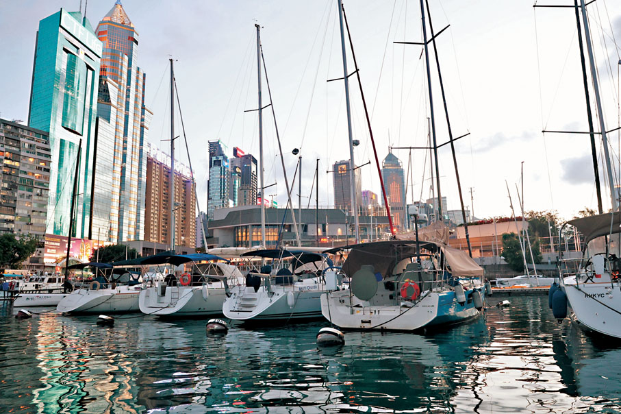 ●劉嘉紋形容，香港有潛質成為亞洲超級遊艇中心，擔當全球遊艇進出內地的門戶之一，但前提是增加泊位及配套設施，優化及放寬相關法規限制。圖為銅鑼灣避風塘碼頭。香港文匯報記者郭木又  攝