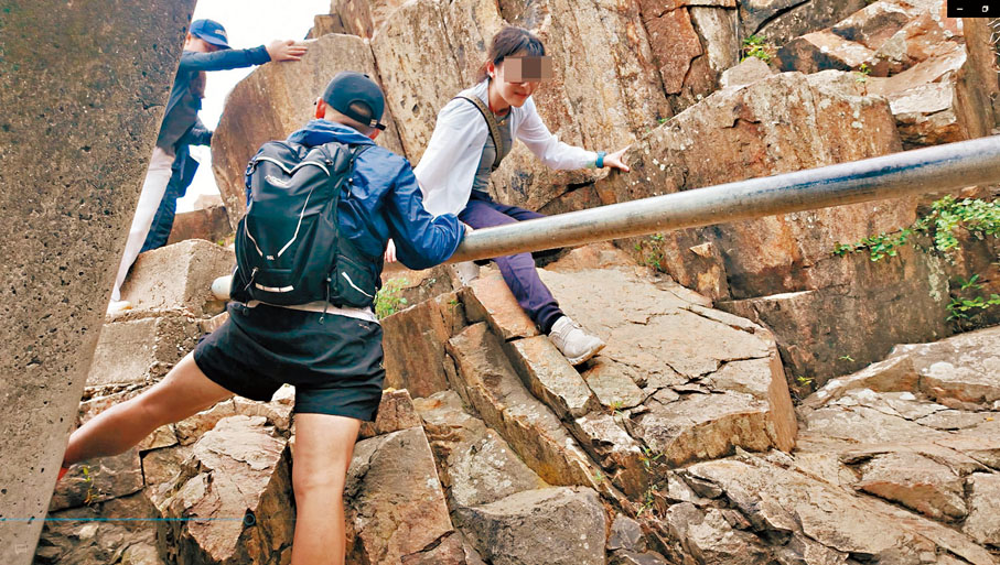 ●行山團到訪西貢萬宜水庫東壩，路上頗為危險。香港文匯報記者  攝