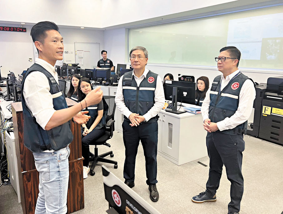 ●卓永興（中）及鄧炳強（右）到緊急事故監察及支援中心視察。卓永興Fb圖片
