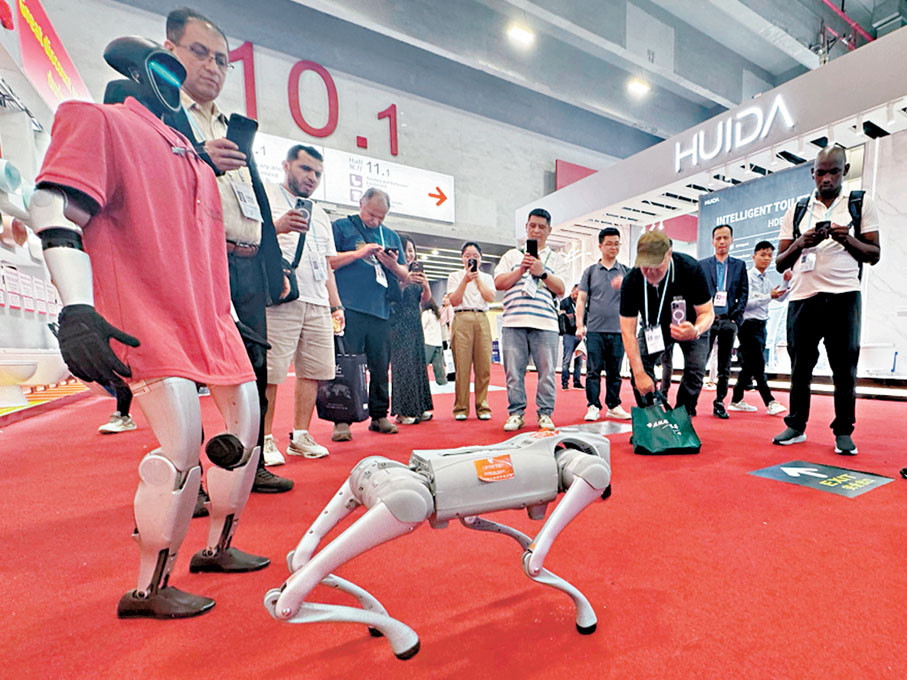 ●AI為具身智能、機械人等產業提供快速發展的「大腦」。圖為廣交會上一款機器人和機器狗吸引了採購商的關注。
