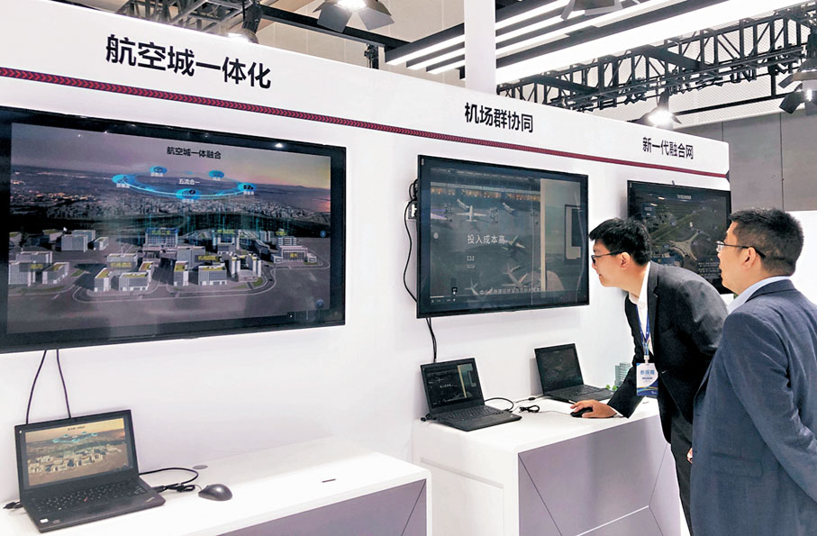 ●華為公司聚焦構築「民航堅實數智底座」，現場展出機場數智平台解決方案。香港文匯報記者方俊明  攝