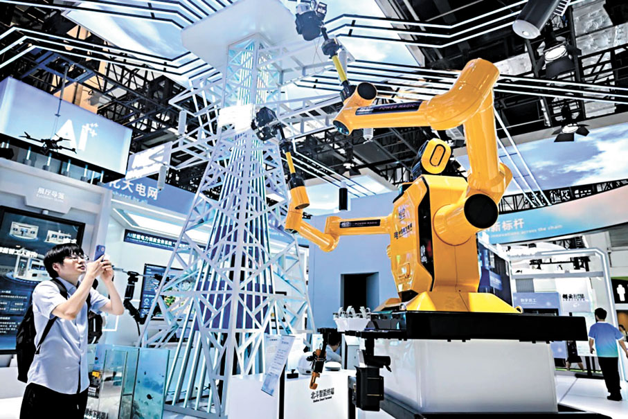 ●國家發展改革委、國家能源局近日印發《關於推進「人工智能+」能源高質量發展的實施意見》。圖為早前，參觀者在2025世界人工智能大會展覽現場中國南方電網展區拍攝「悟空」帶電作業機器人。網上圖片