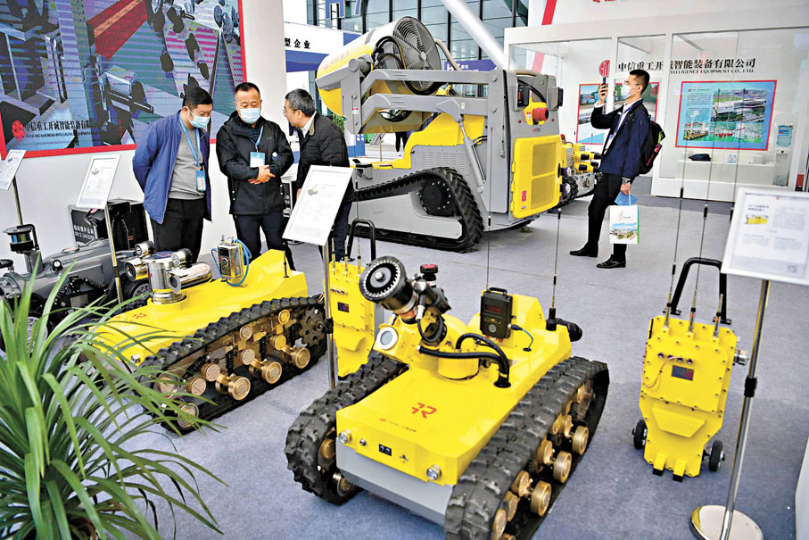 ●早前，觀眾在榆林國際煤博會上了解多款礦用機器人。 資料圖片