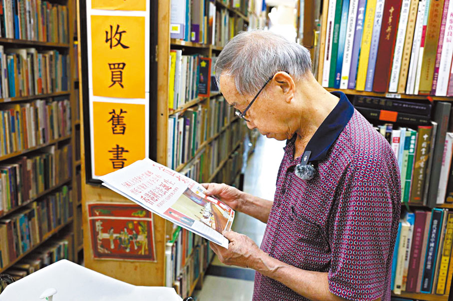 ●歐陽文利非常喜歡看香港《文匯報》。 香港文匯報記者崔瀅 攝