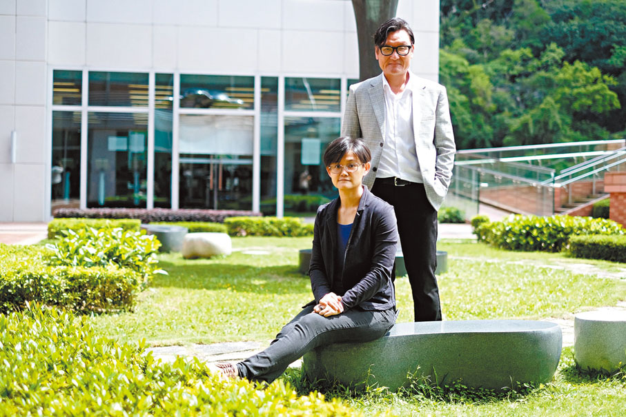 ●黃蔚澄（右）跟進自殺遺屬於事發超過十年後的生活變化，並於今年初將十名受訪者的心路歷程結集成書《遙遠的他》。左為陳冠妤。 香港文匯報記者涂穴  攝