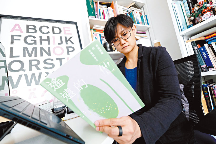 ●《遙遠的他》收錄十名自殺遺屬的悲傷與重生歷程。 香港文匯報記者涂穴  攝