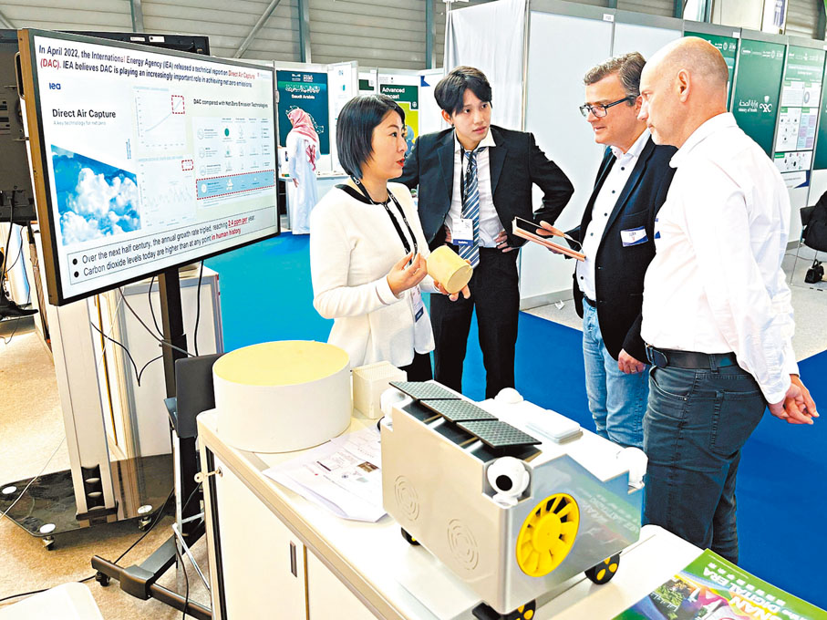 ●李佳（左一）相信，使用先進的碳捕集技術，有助於香港打造綠色、可持續發展的城市形象。 受訪者供圖