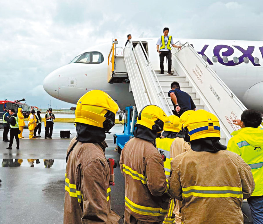 ●「塔巴」襲港期間,一架香港快運客機降落時偏離跑道撞中指示牌,幸未造成傷亡。 網上圖片