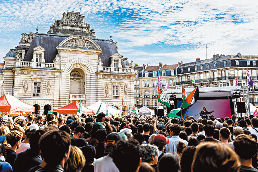 ●馬克龍政府各類政策推行，均難取得左翼及極右派別共識。圖為法國左翼政黨「不屈法國」集會。 法新社