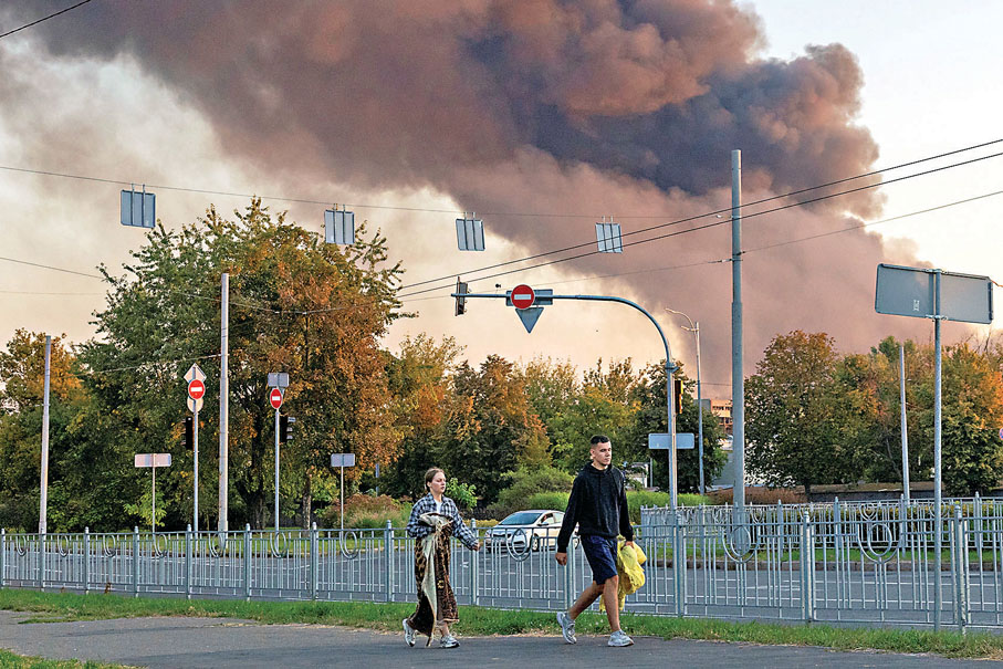 ●俄襲擊烏期間，基輔附近一處地點冒起濃煙。路透社