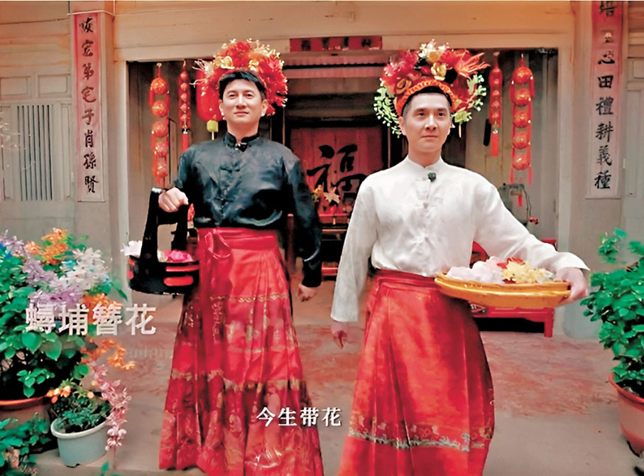 ●吳奇隆與邢傲偉體驗簪花。主辦方供圖