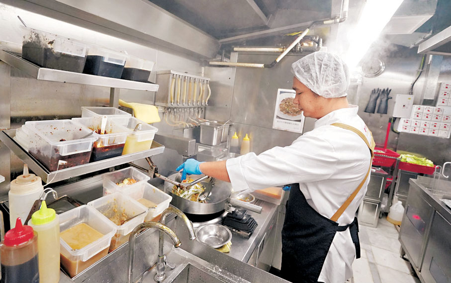 ●申請輸入侍應生及初級廚師的僱主，在進行四星期本地招聘期間，必須每星期參加一次由勞工處在指定就業中心舉行的招聘會，即場面見求職者。 資料圖片