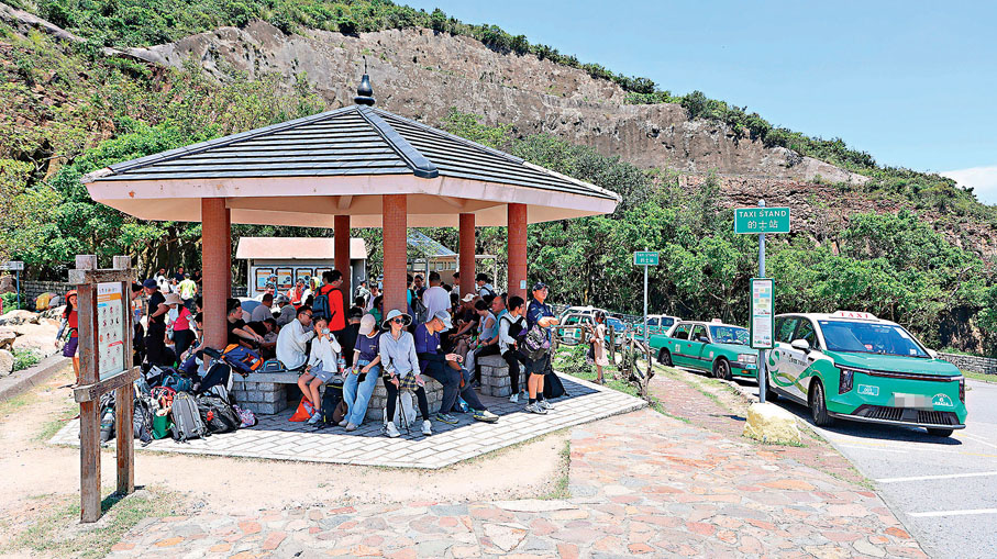 ●旅客對「一刀切」禁止的士駛入安排有所保留，反建議分時段採取交通管制。 香港文匯報記者黃艾力  攝